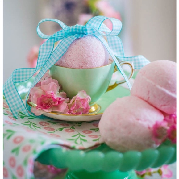 3 Vanilla Rose petals bath bomb fizzy set bombs - Picture 2 of 8